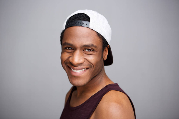 Közelről kupak szürke háttér boldog afrikai amerikai férfi portréja - Fotó, kép