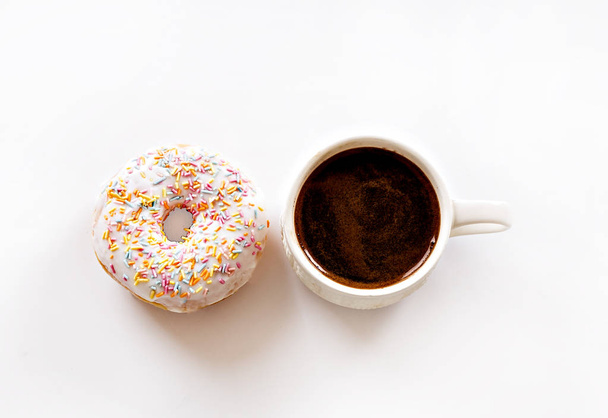 Donut e uma xícara de café em um fundo branco. isolar
. - Foto, Imagem