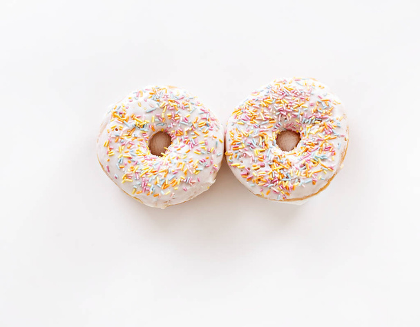 zwei Donuts auf weißem Hintergrund. isolieren. - Foto, Bild