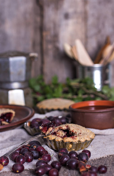 Pie with gooseberry. Rustic style. pie with fresh garden berries over grunge rusty metal background, top view, copy space. Summer pie with berries. - Valokuva, kuva