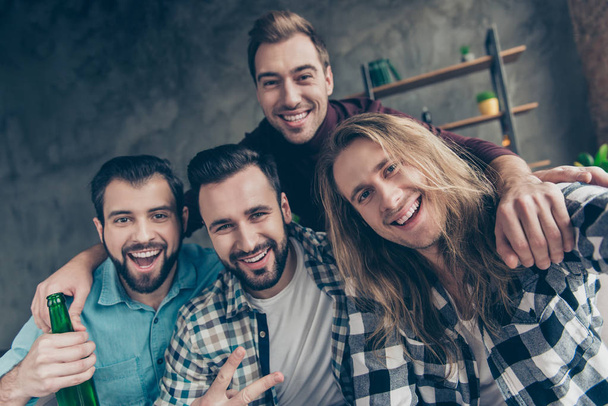 Self portrait of stylish, attractive, successful, confident company, group of close friends, shooting selfie on smart phone, front camera, having bottle of lager, showing v-sign, spending nice time - Фото, изображение
