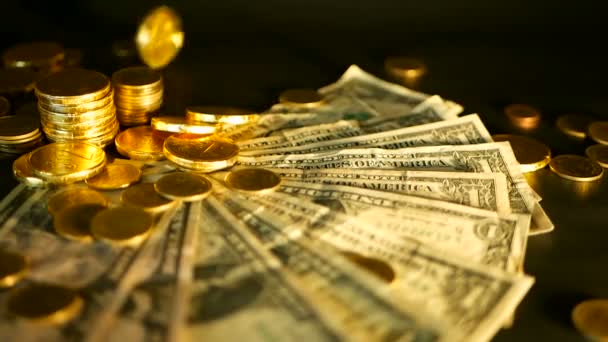 Managementeffizienz. Stapel goldener Münzen Dollarnoten auf schwarzem Hintergrund. Erfolg des Finanzgeschäfts, Investitionen. - Filmmaterial, Video