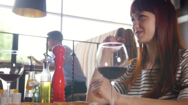 O cara conta uma piada para uma garota em um restaurante
 - Filmagem, Vídeo