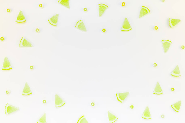 Kreativní flatlay režie půdorysu citrusové citrónové řezy vzor tabulky bílé pozadí s copyspace. Horké letní osvěžení limonádu koncept. Nápojové ingredience uspořádány - Fotografie, Obrázek