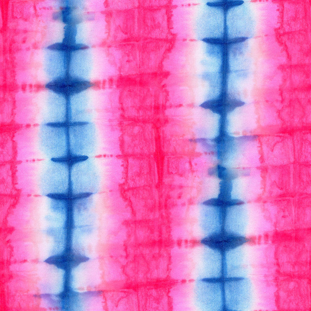 Patrón de lazo-tinte sin costuras de color rosa y azul sobre seda blanca. Tejidos de pintura a mano batik nodular. Teñido Shibori
.  - Foto, Imagen
