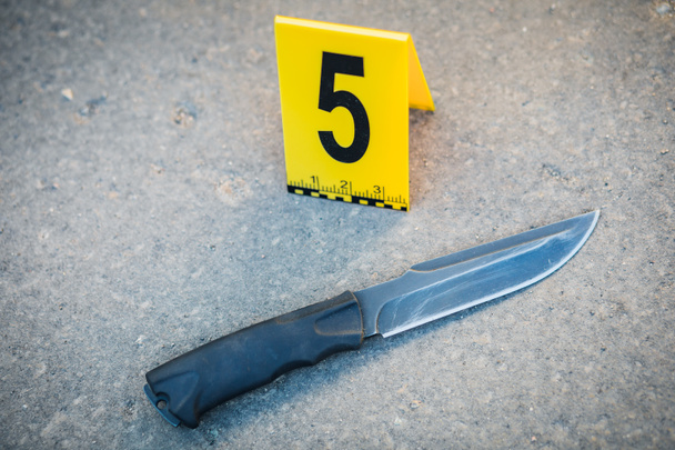 Investigación de la escena del crimen. El arma, un cuchillo
 - Foto, imagen