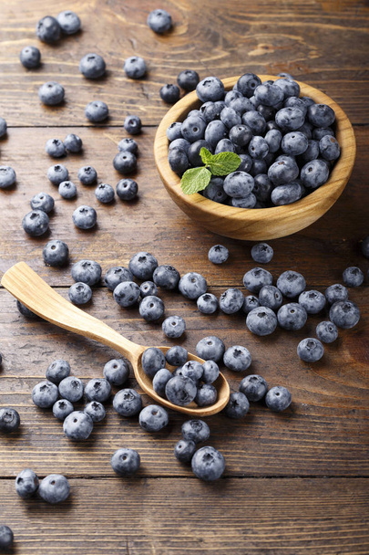 blueberries on a wooden background, berries are scattered on the table. view from abov - Foto, Bild
