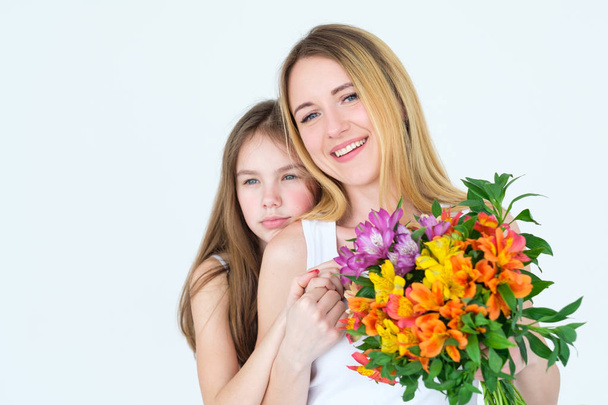 Blumenlieferung Mutter halten alstroemeria Zusammensetzung - Foto, Bild