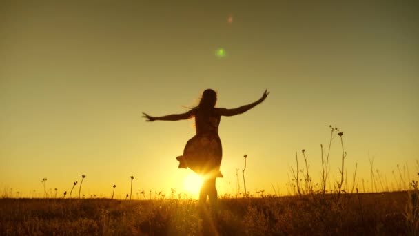 Une fille saute au coucher du soleil doré. Mouvement lent
. - Séquence, vidéo
