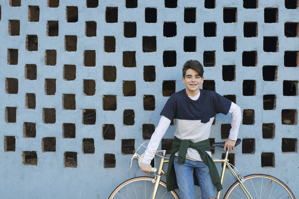 moda adolescente con bicicleta en la calle de la ciudad
 - Foto, Imagen