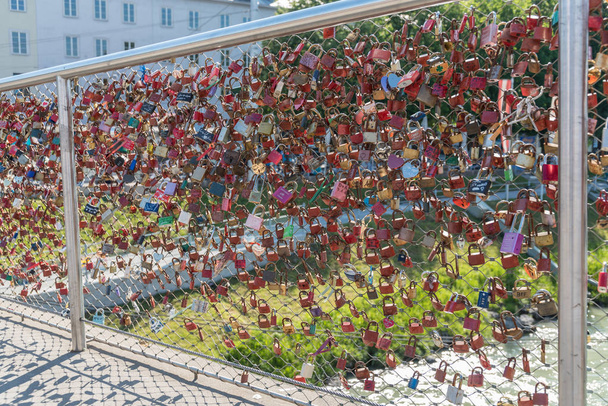Tausende Liebesschlösser am salzburger makartsteg - steg über salzach - Foto, Bild