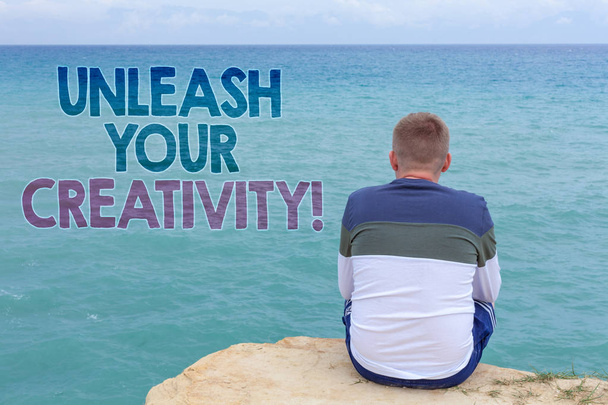 Unleash Your yaratıcılık ara gösterilen Not yazma. Kişisel zeka espri yeteneği bilgelik adam geliştirmek oturma plaj mesaj Relax yansıma izlerken kum niyeti vitrine iş fotoğraf - Fotoğraf, Görsel