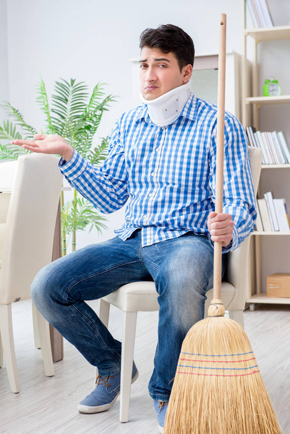 Homme avec cou sans blessure nettoyage maison dans le concept de ménage - Photo, image