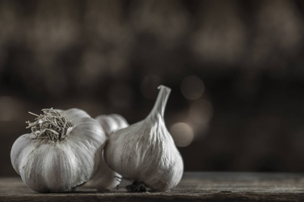Garlic Bulbs on dark vintage blurred background - Foto, Bild