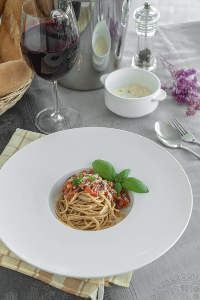 Talerz spaghetti posypane pyszne bolognaise sosem i bazylią - Zdjęcie, obraz