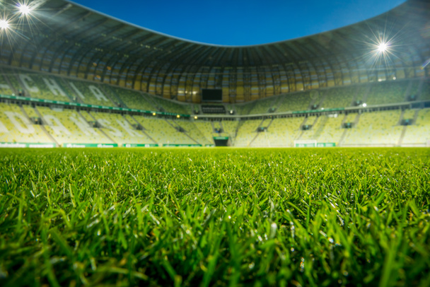 Prázdný stadion, s otevřenou střechou. Detailní záběr na trávě - Fotografie, Obrázek
