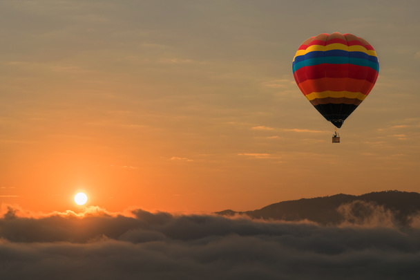 夕焼け空を背景に、熱気球  - 写真・画像