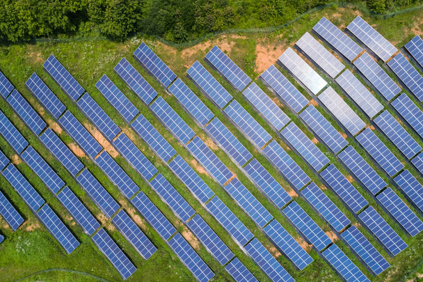 Widok z lotu ptaka z paneli słonecznych do odnawialnych źródeł energii na wzgórzu - Zdjęcie, obraz