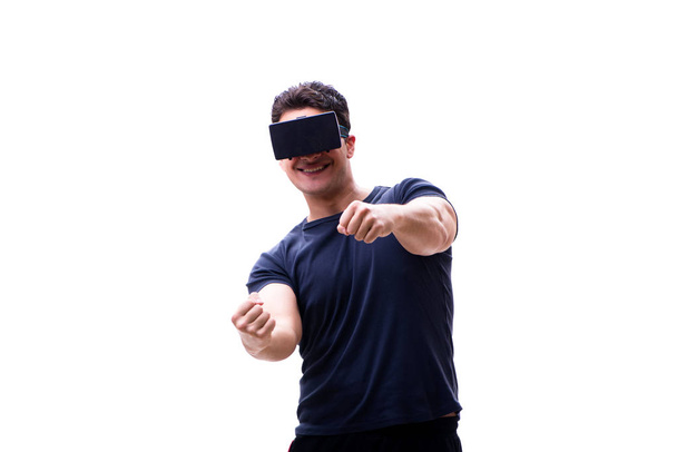 Ο άνθρωπος παίζει με γυαλιά εικονικής πραγματικότητας σε λευκό φόντο - Φωτογραφία, εικόνα