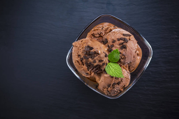 Csokis gombóc fagylalt a pala háttér-tál - Fotó, kép