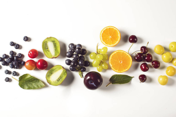 Смешанные фрукты на белом фоне
 - Фото, изображение