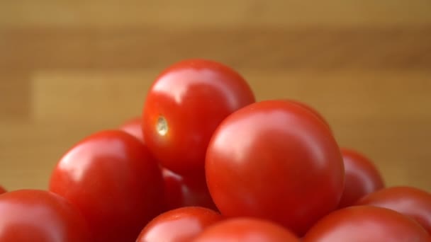 czerwone pomidory cherry obrotowa na talerzu. - Materiał filmowy, wideo