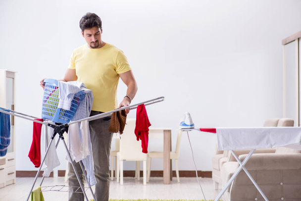 Красивый муж, который занимается отмыванием дома. - Фото, изображение