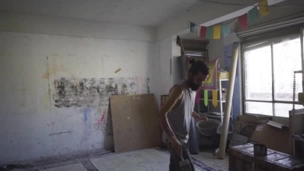 Σύγχρονος καλλιτέχνης εργάζεται στο στούντιο του σε αργή κίνηση  - Πλάνα, βίντεο