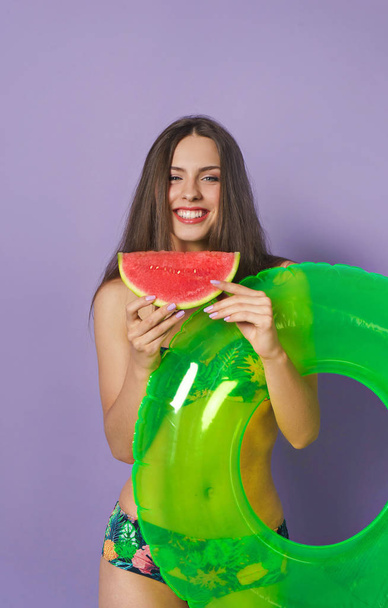 gyönyörű fiatal nő, felfújható gyűrű és a görögdinnye  - Fotó, kép
