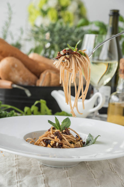 Spaghetti bolognese on fork with vegetables, italian food - Fotoğraf, Görsel