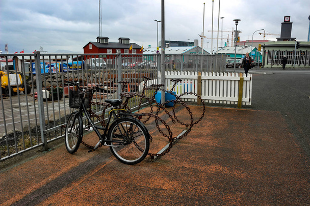 Las bicicletas bien alineadas en un distrito comercial de la ciudad. Reykjavik es una ciudad muy a pie o en bicicleta
.. - Foto, Imagen
