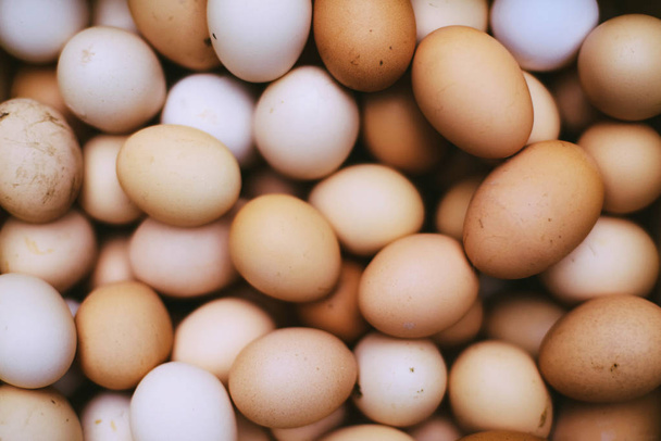 Birçok taze kahverengi yumurta bir pazarda Satılık - Fotoğraf, Görsel
