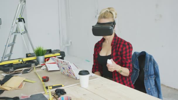 Donna in cuffia realtà virtuale al computer portatile  - Filmati, video
