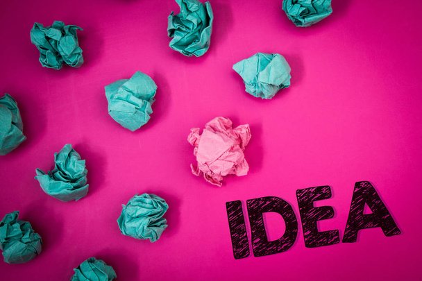 Sana kirjoittaa tekstiä Idea. Liiketoimintakonsepti Creative Innovative Thinking Imagination Design Planning Solutions Ideat viestit vaaleanpunainen tausta rypistynyt papereita useita yrityksiä
 - Valokuva, kuva