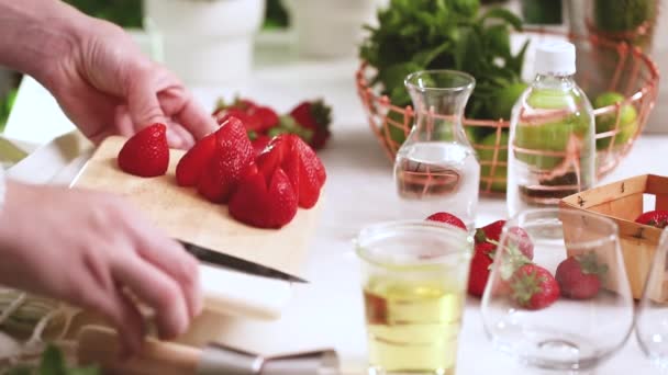 Step by step. Slicing fruit for strawberry mojito from fresh organic strawberries. - Séquence, vidéo