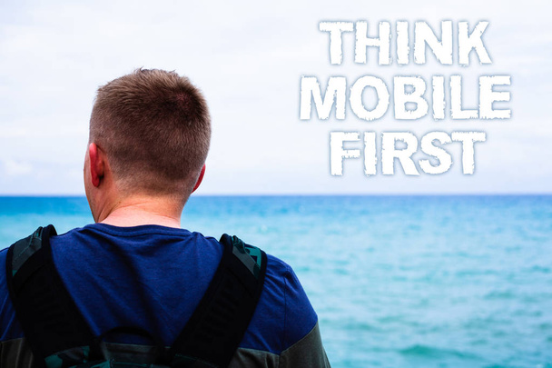 テキスト記号表示モバイル初のだと思います。マーケティングの対象携帯電話最初青いビーチ水メッセージ考えの思考概念写真ハンドヘルド機器空人間自然美しい - 写真・画像
