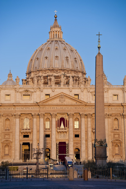 Sunrise on the Facade of Saint Peter's Basilica in Rome - Fotografie, Obrázek