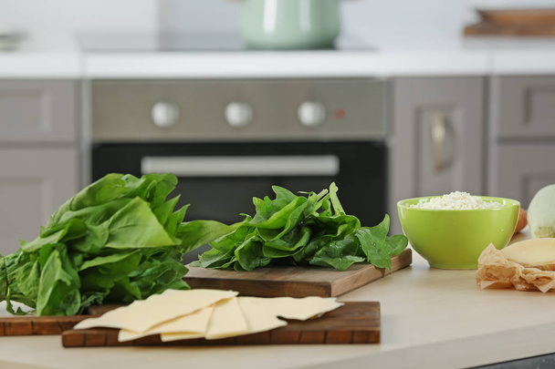 Ingredients for spinach lasagna on kitchen table - Foto, Imagen