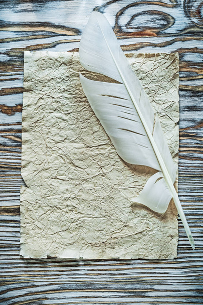 Vintage paper plume on wooden board top view - Фото, зображення