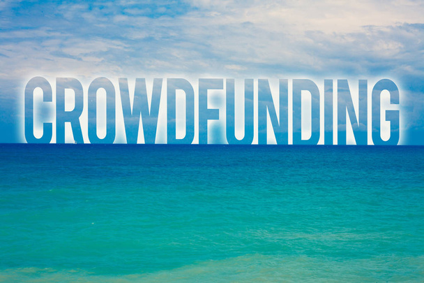 Word pisanie tekstu Crowdfunding. Koncepcja biznesowa dla finansowania projektu przez podniesienie ceny od dużej liczby osób niebieski plaża woda zachmurzony chmury niebo Naturalna scena krajobraz wiadomość pomysł - Zdjęcie, obraz