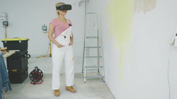 Γυναίκα ζωγράφος απολαμβάνοντας σετ κεφαλής εικονικής πραγματικότητας  - Πλάνα, βίντεο