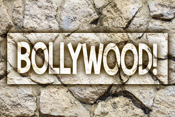 Nota di scrittura che mostra Bollywood Motivational Call. Business photo showcase Hollywood Film Intrattenimento Cinema Idee messaggio pietra pietre roccia sfondi selvatici ciottoli naturali
 - Foto, immagini