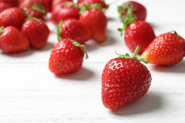 Ripe red strawberries on light background, closeup - Zdjęcie, obraz