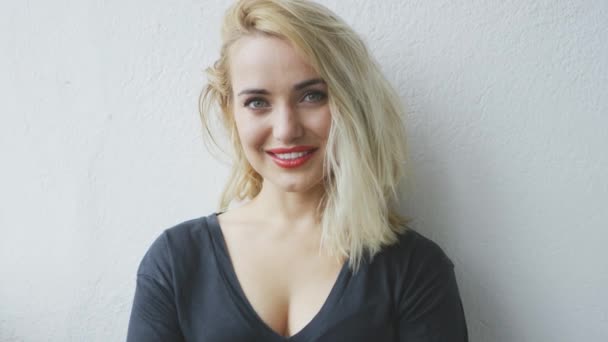 Atraktivní veselá mladá blond žena - Záběry, video