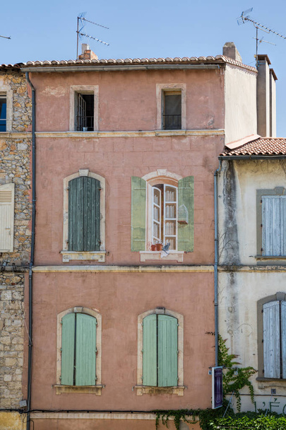 Arles France July 2015 : Arles house with green shutters - 写真・画像