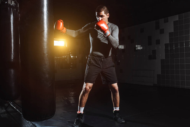 Boxeador golpea una bolsa de velocidad en el gimnasio
 - Foto, Imagen