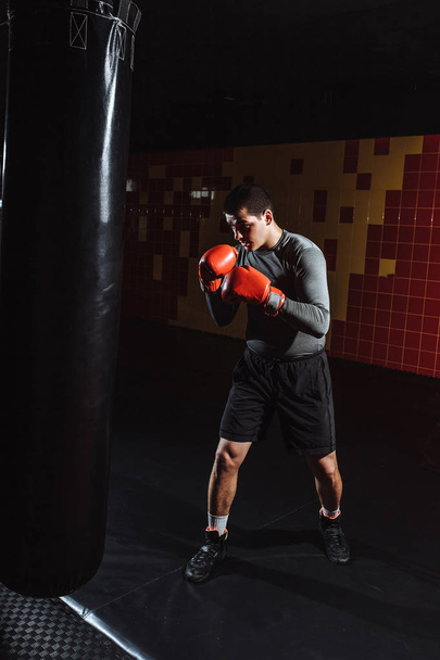 Boxer eléri a sebesség zsák az edzőteremben - Fotó, kép