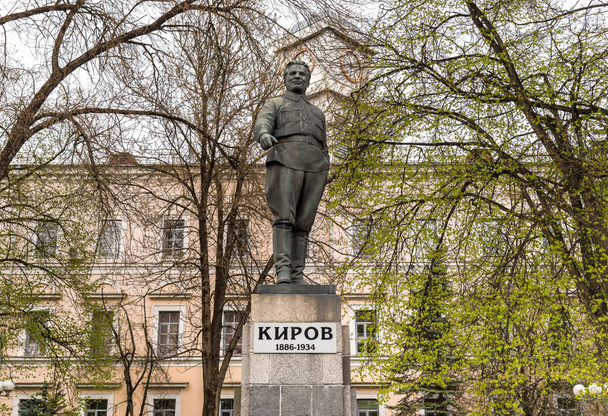 Μνημείο για το ρωσικό κομμουνιστικό Sergey Kirov στο πάρκο του Pskov, Ρωσία - Φωτογραφία, εικόνα