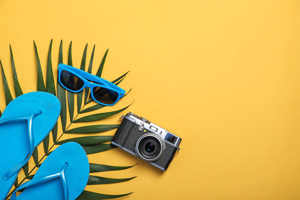 Flat lay composition with collection of beach objects on color background - Fotoğraf, Görsel