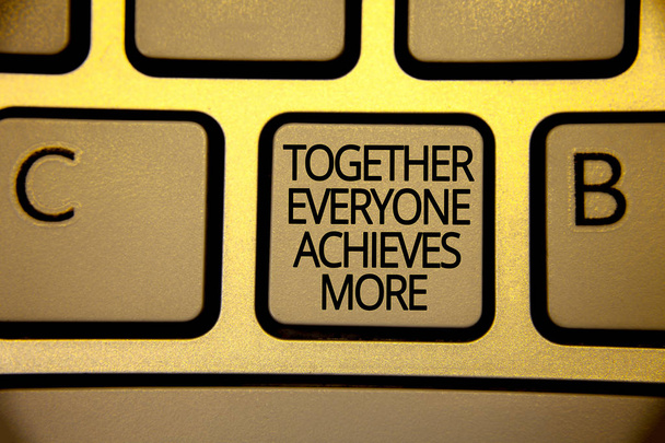 Текст, написанный Словом "Вместе все достигают большего". Бизнес-концепция для совместной работы Приобрести клавиатуру коричнево-желтый ключ для создания текстовых компьютерных сообщений на бумаге
 - Фото, изображение